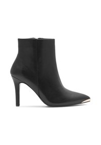 Čierna kožená členková topánka s špicatou špičkou, vysokým ihlovým podpätkom a kovovým akcentom na špičke. Hladká textura a priliehavý dizajn.