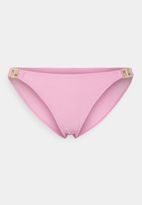 Parte de baixo de bikini rosa feita de tecido suave. Apresenta correias laterais com acessórios em tom dourado. Design simples, sem padrões ou embelezamentos.