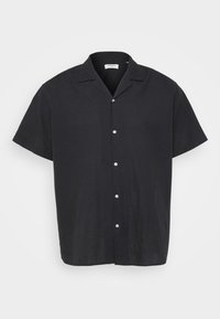 Camicia nera in lino a maniche corte con colletto a camicia, bottoni frontali e vestibilità rilassata. Presenta una texture liscia e un design semplice.
