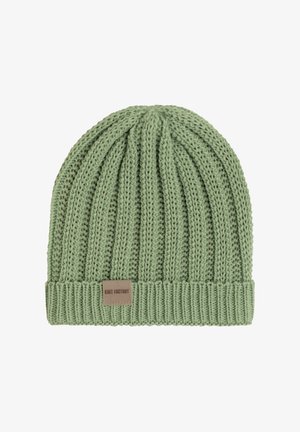 Groene gebreide beanie met ribbelpatroon, gestructureerde stof en een opgerolde boord. Bevat een rechthoekig leren label met "KNIT FACTORY" embossed.