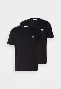 Twee zwarte katoenen T-shirts met korte mouwen, ronde halslijnen en een klein wit logopatch op de linkerkant van de borst.