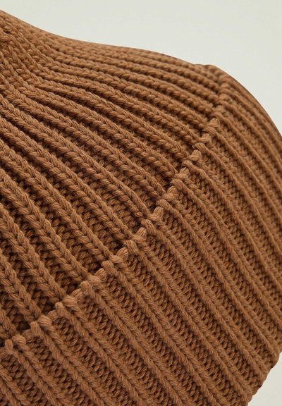 Bonnet en tricot marron avec texture côtelée, présentant des motifs diagonaux et un ourlet replié. Fabriqué en fil épais.