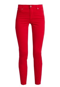 Jeans in denim rosso elasticizzato con vestibilità slim. Presentano cinque tasche, una chiusura con bottone e una texture liscia. Nessun motivo o accento visibile.