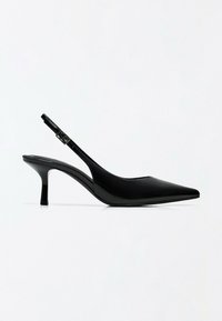 Escarpin slingback femme en cuir verni noir avec bout pointu et talon fin de hauteur moyenne sur fond blanc.