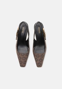 Tacones slingback marrones con un patrón y punta afilada, con un forro interior de cuero negro y un acento de hardware dorado en la correa.