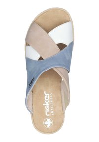 Multicolor sandal with cross-straps in blue, beige, and white, featuring a cushioned insole and textured surface. Brand logo visible.