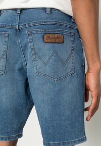 Wrangler TEXAS - Calções de ganga - light wash