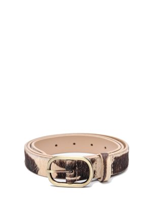 Ceinture roulée en cuir de vache brun et beige avec boucle ovale en laiton reposant sur une surface blanche.