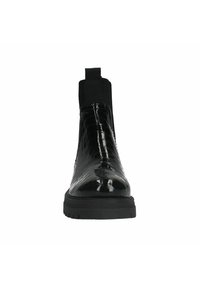 Stivaletti neri alla caviglia con una finitura lucida in similcoccodrillo. Pannelli laterali elastici, punta tonda e suola in gomma nera. Vista frontale.