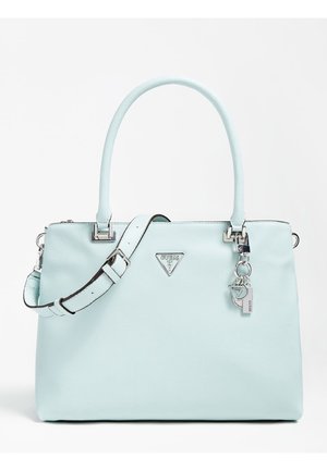 Jasnoniebieska skórzana torebka z dwoma paskami, srebrnymi elementami i trójkątnym logo Guess na przedniej stronie.