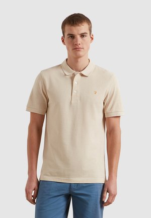 Polo beige in tessuto strutturato, con colletto classico, tre bottoni e un piccolo logo ricamato giallo sul petto.