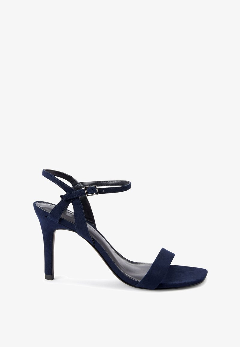 Sandale cu toc înalt din suede de culoare bleu marin, cu o curea subțire la gleznă și un design cu vârful deschis. Prezintă o căptușeală din piele netedă și un toc stiletto.