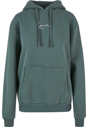 Grøn pullover-hoodie med forreste kængurulomme, snørre i hætten, ribbede manchetter og kant samt lille hvidt scriptlogo på brystet.