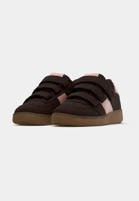 Chaussures en suède marron avec des accents roses, dotées de deux larges sangles Velcro et d'une semelle en gomme. Conçues avec un bout arrondi et une finition texturée.