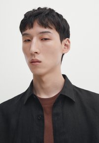 Massimo Dutti REGULAR FIT GARMENT - Hemd - black