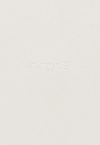 Tessuto di cotone bianco con logo "FREDDY" in rilievo. La texture è liscia e uniforme, senza ulteriori motivi o dettagli.