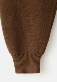 Brauner Strickpulloverärmels mit geripptem Bündchen, strukturierter Stoff und ein dezentes Muster entlang der Seitennaht.