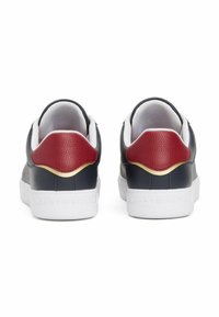 Schwarze Ledersneaker mit weißen Sohlen, roten strukturierten Akzenten und goldenen Details an der Ferse. Glatte Oberfläche, lässiges Design.