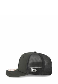 Schwarze Trucker-Cap mit festen Vorderseiten, Netzrückseiten, gebogenem Schirm und einem weißen Logo auf der seitlichen Netzseite.