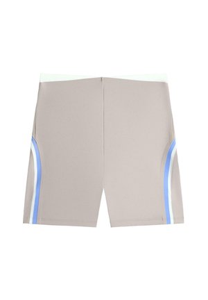 Bézs sport rövidnadrág világoskék és fehér ívelt csíkokkal az oldalakon, lapos derékpánttal és térdig érő szabással.