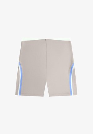 Bézs sport rövidnadrág világoskék és fehér ívelt csíkokkal az oldalakon, lapos derékpánttal és térdig érő szabással.