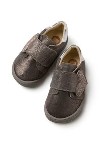 Zapatos de tela gris brillante con una tira de Velcro, punta redondeada y superficie texturizada. Suela ligera para flexibilidad y comodidad.