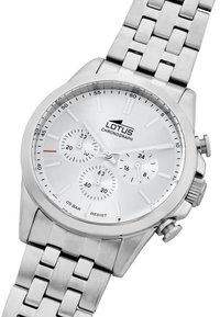 Montre chronographe en argent avec un bracelet en acier inoxydable, boîtier rond, cadran minimaliste, trois sous-cadrans et un indicateur de date. Logo "LOTUS" visible.