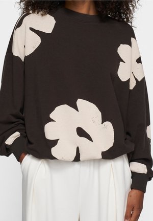 Donkerbruin sweatshirt met grote crèmekleurige bloemenpatronen, met een relaxte fit en ribgebreide boorden voor comfort. Gemaakt van zachte stof.