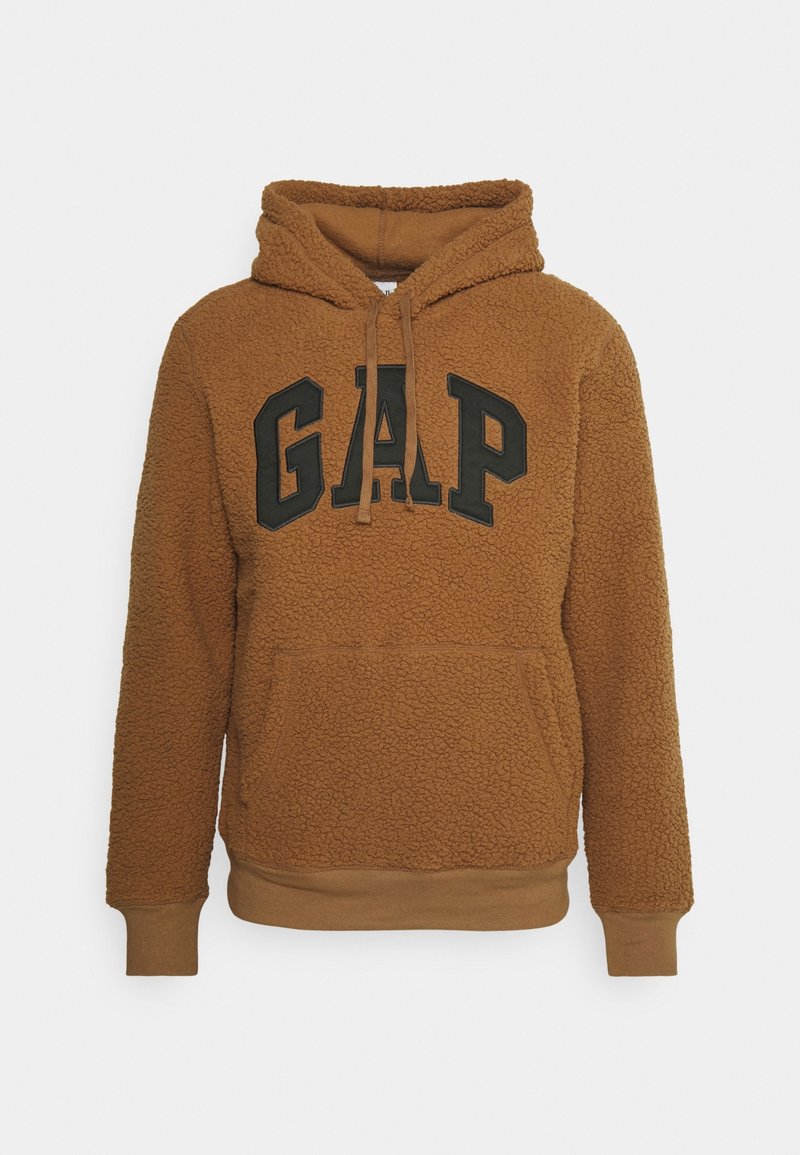 Sweat à capuche en polaire marron avec poche kangourou à l'avant, capuche ajustable avec cordon de serrage, et logo "GAP" noir sur la poitrine.