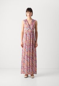 Robe maxi en tissu léger avec un motif zigzag multicolore. Sans manches, avec un décolleté en V et un buste ajusté, s'évasant jusqu'à l'ourlet.