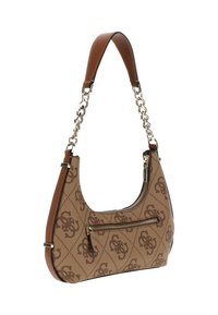 Sac à main en toile marron avec un motif monogramme, une bandoulière en cuir, des accents en chaîne argentée et une poche zippée à l'avant. Forme courbée avec des bords contrastés.