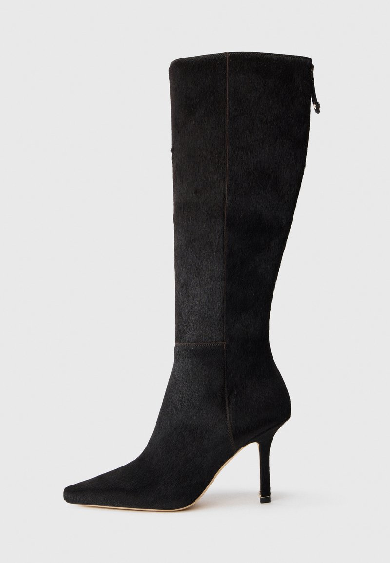 Melni augstpapēžu zābaki, izgatavoti no teksturēta materiāla, ar smailu purngalu un pieguļošu dizainu, kas stiepjas līdz vidus teļiem ar rāvējslēdzēju.