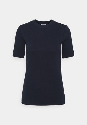 Mørkeblå kortærmet t-shirt lavet af blød bomuld. Rund halsudskæring, tætsiddende form, med oprejste ærmer og subtile syninger.