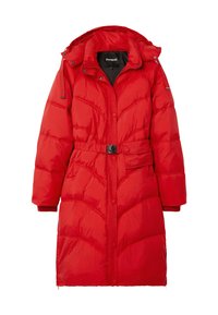Abrigo acolchado rojo con cintura ceñida, diseño acolchado y capucha desmontable. Cuenta con botones a presión y dos bolsillos laterales. Fabricado en material brillante.