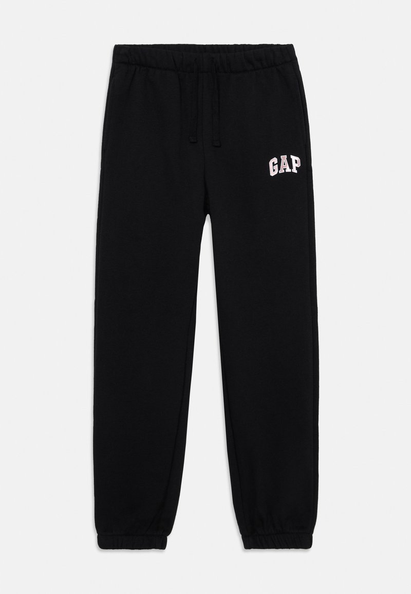Zwarte joggingbroek met een elastische tailleband en boorden. Bevat een lichtroze "GAP" logo aan de linkerzijde. Glad textuur van de stof.