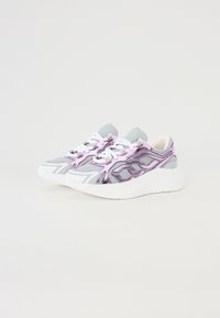 Baskets de sport gris clair avec des accents violets et des panneaux en maille, présentant un design texturé, une semelle blanche et un système de laçage.