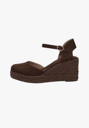 Zapato cuña de ante marrón con plataforma de cuerda trenzada, punta cerrada y correa al tobillo con hebilla de metal.