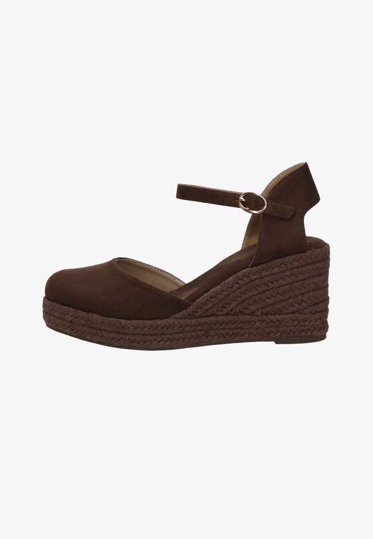 Zapato cuña de ante marrón con plataforma de cuerda trenzada, punta cerrada y correa al tobillo con hebilla de metal.