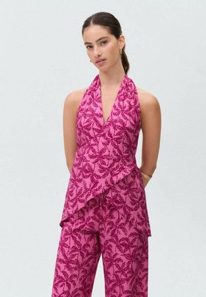 Rosa Haltertop mit einem kaskadierenden Design und floralem Muster, kombiniert mit passenden Hosen. Sanfter, leichter Stoff mit subtiler Textur.