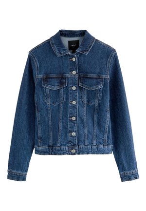 Giacca di denim blu con maniche lunghe, chiusura frontale con bottoni, colletto e due tasche con pattina sul petto.