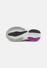 Semelle de chaussure avec une base blanche, présentant des accents gris, noir et violet, texturée pour l'adhérence, avec un motif en vagues sur la surface.