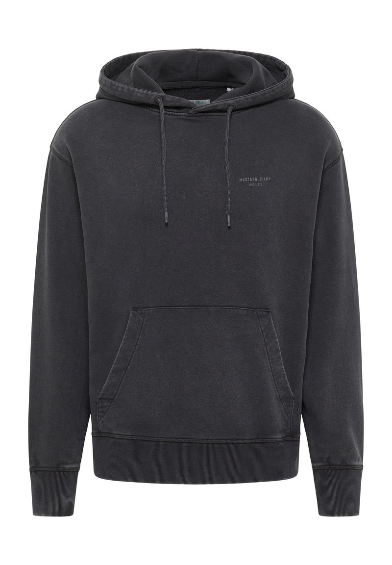 Fekete kapucnis sweatshirt texturált felülettel, kenguruzsebből, állítható zsinóros kapucnival és diszkrét logóval a mellkasán.