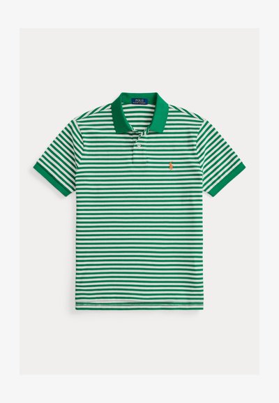 Polo rayé horizontal vert et blanc avec col vert et logo brodé orange sur la poitrine gauche.