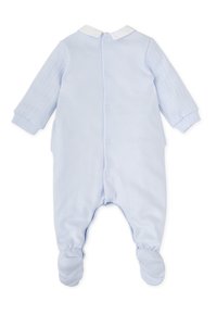 Mono azul claro con mangas largas, cuello blanco, detalles texturizados en las mangas, cierre de botones a presión y diseño de pies para mayor calidez.