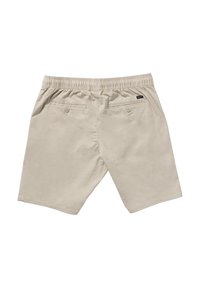 Shorts beiges en tissu léger, dotés d'une taille élastique, de deux poches arrière à boutons et d'une coupe droite.