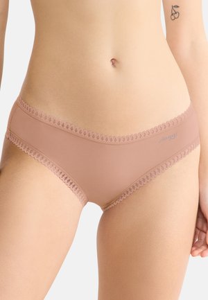 Textuurbeige ondergoed met kanten afwerking langs de tailleband, met een gladde afwerking en een klein logo aan de zijkant.