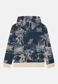 Granatowa bluza z kapturem z wzorem jasnych palm i krajobrazu plaży, z kieszenią kangurka oraz ściągaczami na dole i przy mankietach.