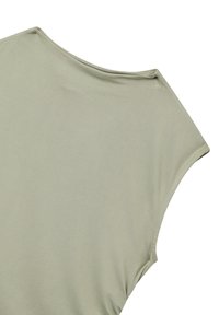 Top corto verde oliva con maniche a sbuffo, realizzato in un tessuto liscio e testurizzato, con scollatura tonda. Presenta bordi puliti e cuciti e una vestibilità morbida.