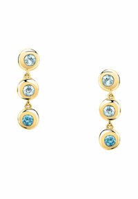 Orecchini pendenti in oro con tre impostazioni circolari, ognuna con un centro in pietra preziosa blu circondato da un bordo in oro liscio e lucido.