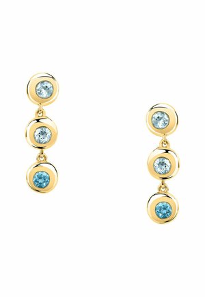 Orecchini pendenti in oro con tre impostazioni circolari, ognuna con un centro in pietra preziosa blu circondato da un bordo in oro liscio e lucido.
